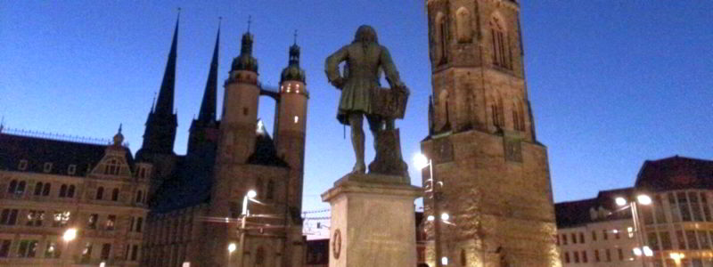 Marktplatz bei Nacht Händel-Denkmal
